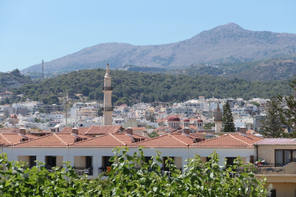 Blick von der Festung auf die Altstadt von Rethymno. Das Minarett der Neratze Moschee ist deutlich erkennbar.