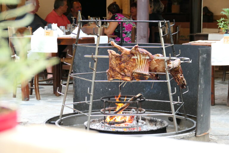 Kretisches Antíkristo: Lammhälften über dem Feuer gegrillt.