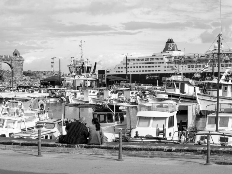 Blick vom venezianischen Hafen in Heraklion auf den Haupthafen von Kreta.