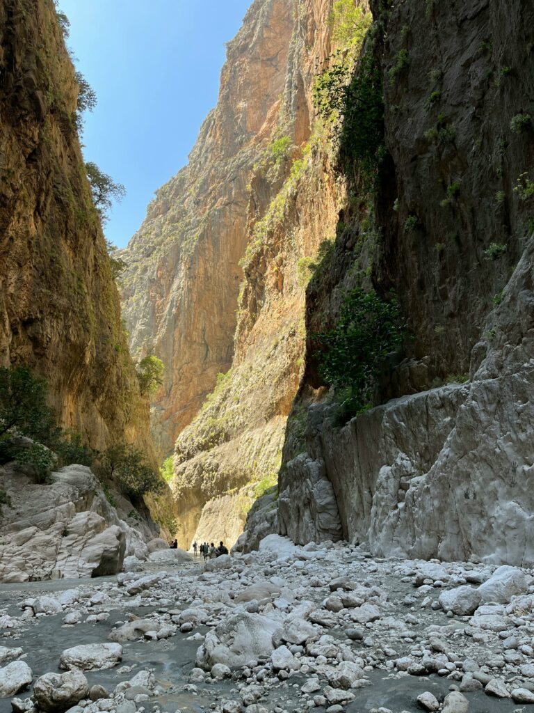 Die Samaria-Schlucht nähe Chania wird von der Sonne beleuchtet.