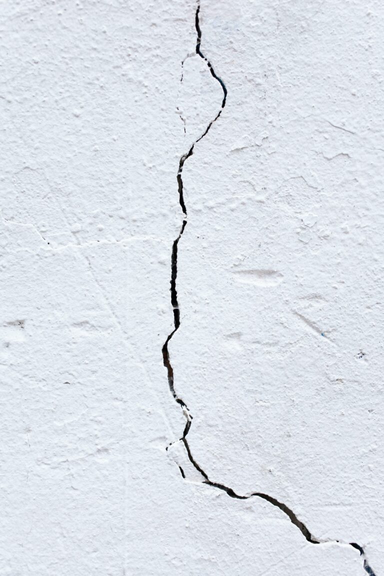 Riss in einer weissen Wand, möglicherweise durch ein Erdbeben verursacht. Symbolbild.